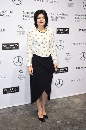 Jasmin Tabatabai bei der Dorothee Schumacher Modenschau am 17.01.2017 im Rahmen der Mercedes-Benz Fashion Week Herbst Winter 2017 in Berlin MBFW Fashionweek 2017 Januar in Berlin- Dorothee Schumacher Fashionshow 
