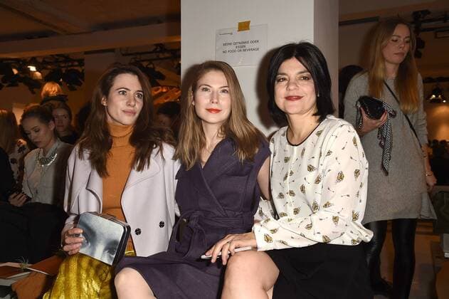 Julia Malik, Nora von Waldstätten und Jasmin Tabatabai bei der Dorothee Schumacher Modenschau am 17.01.2017 im Rahmen der Mercedes-Benz Fashion Week Herbst Winter 2017 in Berlin MBFW Fashionweek 2017 Januar in Berlin- Dorothee Schumacher Fashionshow 