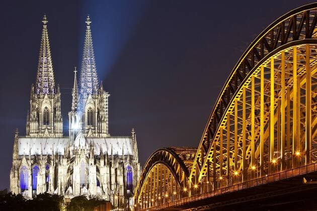 Koelner Dom mit Hohenzollernbruecke in der Nacht, Deutschland, Nordrhein-Westfalen, Koeln Cologne Cathedral with Hohenzollern Bridge in the night, Germany, North Rhine-Westphalia, Cologne BLWS443079 Copyright: xblickwinkel S.xZiesex