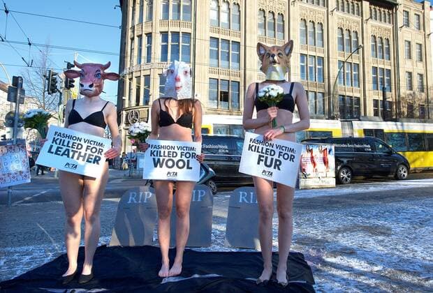 Mit Tiermasken von Fuchs, Kuh und Schaf vor symbolischen Grabsteinen, protestierten Unterstuetzer der Tierrechtsorganisation PETA am Dienstag (17.01.2017) am Schauplatz des ersten Runways der Fashion Week in Berlin. Unter dem Motto: Modeopfer: Getoetet fuer Pelz, Leder, Wolle appellieren die Tierschuetzer an die Modeeinkaeufer und Verbraucher, sich ueber das Tierleid zu informieren, das hinter Lederjacken, Wollcardigans oder Kaninchenpelzwesten steckt. PETA setzt sich fuer die Verwendung rein pflanzlicher oder synthetischer Materialien in der Bekleidungsbranche ein. PETA-Tierleichen trauern zum Start der Fashion Week um verlorene Leben Copyright: epd-bild RolfxZoellner EDITORIAL USE ONLY