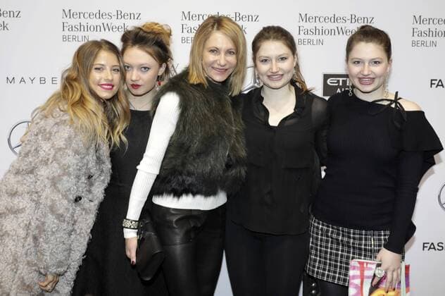 Cathy Hummels mit Kimberly Marteau Emerson und deren Töchtern Jacqueline, Taylor und Hayley bei der Dorothee Schumacher Fashion Show auf der Mercedes-Benz Fashion Week Berlin Autumn Winter 2017. Berlin, 17.01.2017 Foto:xS.xGabschx xFuturexImage