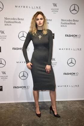 Elena Carriere bei der Holy Ghost Modenschau am 17.01.2017 im Rahmen der Mercedes-Benz Fashion Week Herbst Winter 2017 in Berlin MBFW Fashionweek 2017 Januar in Berlin- Holy Ghost Fashionshow 
