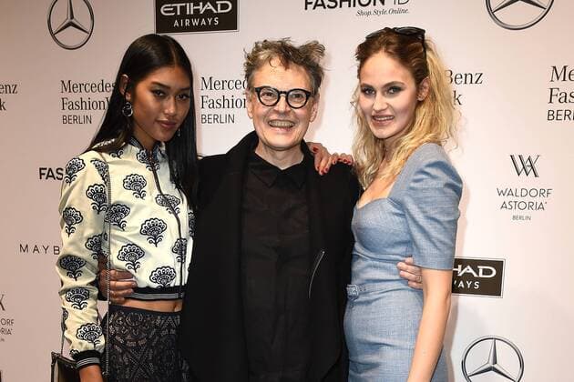 Anuthida Ploypetch, Rolf Scheider und Elena Carriere bei der Ankunft zur Lena Hoschek Modenschau am 17.01.2017 im Rahmen der Mercedes-Benz Fashion Week Herbst Winter 2017 in Berlin MBFW Fashionweek 2017 Januar in Berlin- Lena Hoschek Fashionshow 