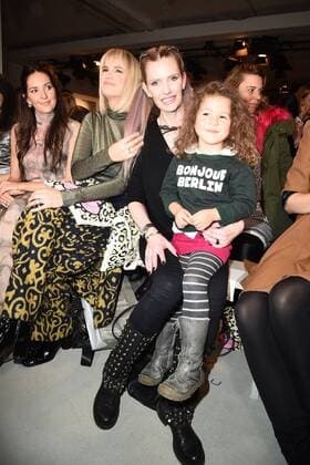 Mirja du Mont in Begleitung von Kind Ruby und Monica Ivancan und Johanna Klum bei der Lena Hoschek Modenschau am 17.01.2017 im Rahmen der Mercedes-Benz Fashion Week Herbst Winter 2017 in Berlin MBFW Fashionweek 2017 Januar in Berlin- Lena Hoschek Fashionshow 