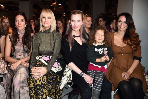Johanna Klum, Monica Ivancan, Mirja du Mont mit der kleinen Ruby und Marla Blumenblatt bei der Lena Hoschek Modenschau am 17.01.2017 im Rahmen der Mercedes-Benz Fashion Week Herbst Winter 2017 in Berlin MBFW Fashionweek 2017 Januar in Berlin- Lena Hoschek Fashionshow 