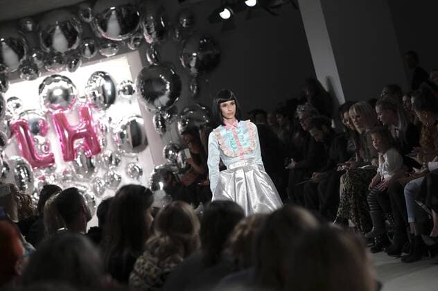Model bei der Lena Hoschek Fashion Show auf der Mercedes-Benz Fashion Week Berlin Autumn Winter 2017. Berlin, 17.01.2017 Foto:xS.xGabschx xFuturexImage
