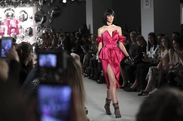Model bei der Lena Hoschek Fashion Show auf der Mercedes-Benz Fashion Week Berlin Autumn Winter 2017. Berlin, 17.01.2017 Foto:xS.xGabschx xFuturexImage