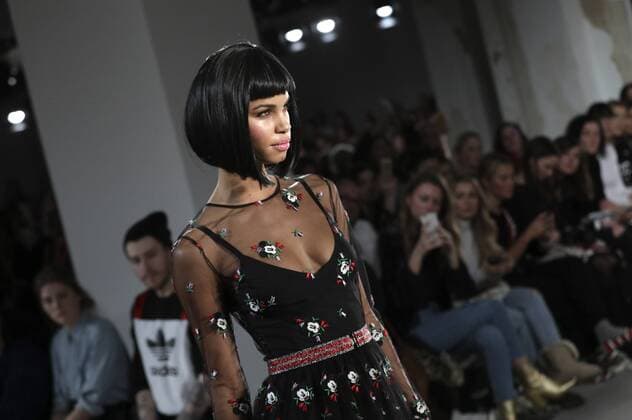 Model bei der Lena Hoschek Fashion Show auf der Mercedes-Benz Fashion Week Berlin Autumn Winter 2017. Berlin, 17.01.2017 Foto:xS.xGabschx xFuturexImage