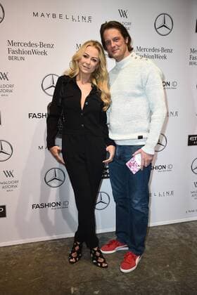 Jenny Elvers und Steffen von der Beeck bei der Ankunft zur Riani Modenschau am 17.01.2017 im Rahmen der Mercedes-Benz Fashion Week Herbst Winter 2017 in Berlin MBFW Fashionweek 2017 Januar in Berlin- Riani Fashionshow 