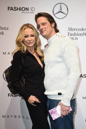 Jenny Elvers und Steffen von der Beeck bei der Ankunft zur Riani Modenschau am 17.01.2017 im Rahmen der Mercedes-Benz Fashion Week Herbst Winter 2017 in Berlin MBFW Fashionweek 2017 Januar in Berlin- Riani Fashionshow 