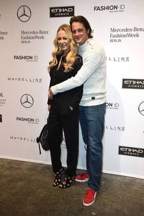 Jenny Elvers und Steffen von der Beeck bei der Ankunft zur Riani Modenschau am 17.01.2017 im Rahmen der Mercedes-Benz Fashion Week Herbst Winter 2017 in Berlin MBFW Fashionweek 2017 Januar in Berlin- Riani Fashionshow 