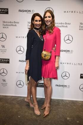 Dagmar Kögel und ihre Tochter Alana Siegel bei der Ankunft zur Riani Modenschau am 17.01.2017 im Rahmen der Mercedes-Benz Fashion Week Herbst Winter 2017 in Berlin MBFW Fashionweek 2017 Januar in Berlin- Riani Fashionshow 
