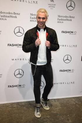 Julian David bei der Ankunft zur Riani Modenschau am 17.01.2017 im Rahmen der Mercedes-Benz Fashion Week Herbst Winter 2017 in Berlin MBFW Fashionweek 2017 Januar in Berlin- Riani Fashionshow 