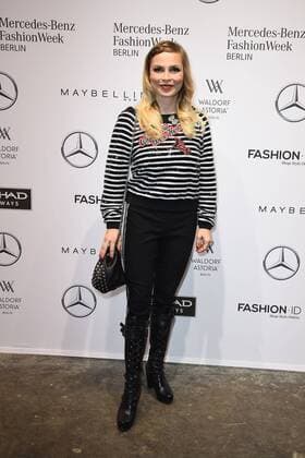 Regina Halmich bei der Ankunft zur Riani Modenschau am 17.01.2017 im Rahmen der Mercedes-Benz Fashion Week Herbst Winter 2017 in Berlin MBFW Fashionweek 2017 Januar in Berlin- Riani Fashionshow 