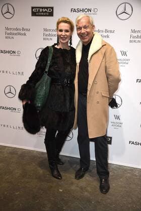 Jo Groebel und Grit Weiss bei der Ankunft zur Riani Modenschau am 17.01.2017 im Rahmen der Mercedes-Benz Fashion Week Herbst Winter 2017 in Berlin MBFW Fashionweek 2017 Januar in Berlin- Riani Fashionshow 