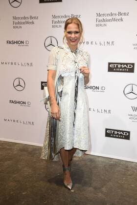 Nova Meierhenrich bei der Ankunft zur Riani Modenschau am 17.01.2017 im Rahmen der Mercedes-Benz Fashion Week Herbst Winter 2017 in Berlin MBFW Fashionweek 2017 Januar in Berlin- Riani Fashionshow 