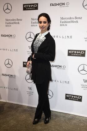 Stephanie Stumph bei der Ankunft zur Riani Modenschau am 17.01.2017 im Rahmen der Mercedes-Benz Fashion Week Herbst Winter 2017 in Berlin MBFW Fashionweek 2017 Januar in Berlin- Riani Fashionshow 