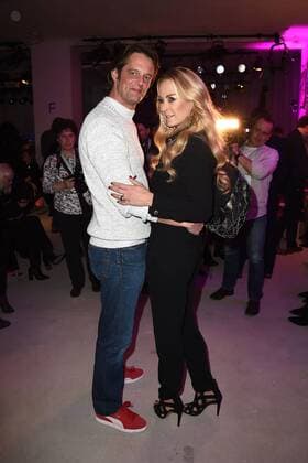 Jenny Elvers und Steffen von der Beeck bei der Riani Modenschau am 17.01.2017 im Rahmen der Mercedes-Benz Fashion Week Herbst Winter 2017 in Berlin MBFW Fashionweek 2017 Januar in Berlin- Riani Fashionshow 