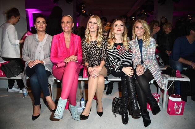 Laura Wontorra, Natascha Ochsenknecht, Tanja Bülter, Regina Halmich und Jennifer Knäble bei der Riani Modenschau am 17.01.2017 im Rahmen der Mercedes-Benz Fashion Week Herbst Winter 2017 in Berlin MBFW Fashionweek 2017 Januar in Berlin- Riani Fashionshow 