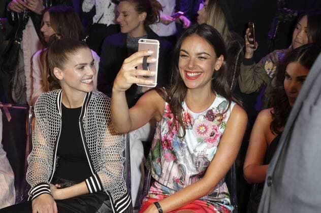 Lisa Tomaschewsky und Janina Uhse bei der Marc Cain Fashion Show auf der Mercedes-Benz Fashion Week Berlin Autumn Winter 2017. Berlin, 17.01.2017 Foto:xS.xGabschx xFuturexImage