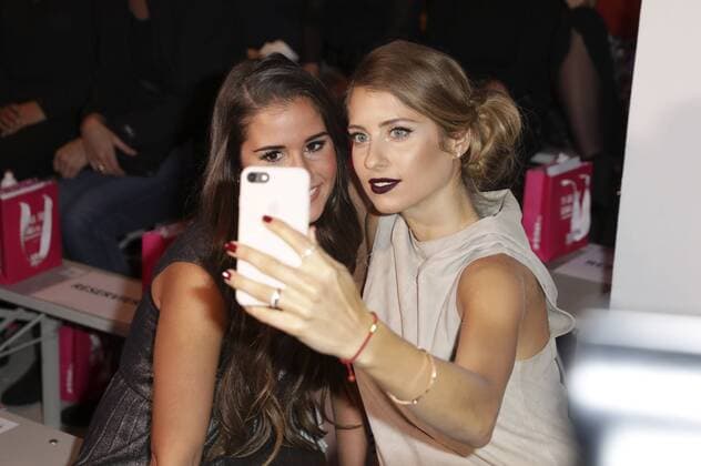 Sarah Lombardi und Cathy Hummels bei der Riani Fashion Show auf der Mercedes-Benz Fashion Week Berlin Autumn Winter 2017. Berlin, 17.01.2017 Foto:xS.xGabschx xFuturexImage