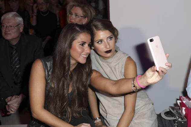 Sarah Lombardi und Cathy Hummels bei der Riani Fashion Show auf der Mercedes-Benz Fashion Week Berlin Autumn Winter 2017. Berlin, 17.01.2017 Foto:xS.xGabschx xFuturexImage
