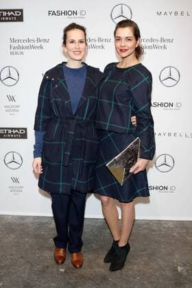 Saralisa Volm und Susan Hoecke - Ankunft zur Hien Le Fashion-Show im Rahmen der Mercedes-Benz Fashion Week Berlin Spring Summer 2017 Collections im Kaufhaus Jandorf in Berlin am 17.01.2017. Mercedes-Benz Fashion Week Berlin Spring Summer 2017 Collections