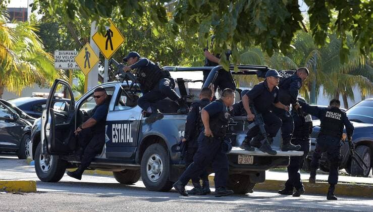 Members of the Armed Marines and state policemen face an armed group during a shooting targeted at public buildings in the central area of Cancun, Quintana Roo, Mexico, 17 January 2017. A public servant of Quintana Roo s Attorney s Office died in the attck. PUBLIC BUILDINGS ATTACKED IN CANCUN !ACHTUNG: NUR REDAKTIONELLE NUTZUNG!  MEX010 20170118-636202981431452101