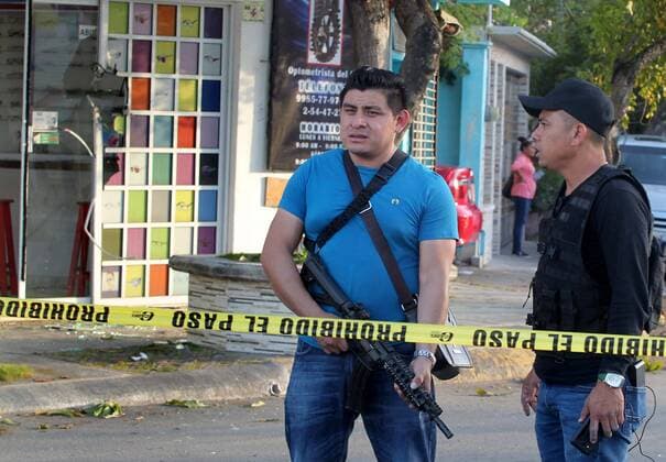 Policemen during a shooting targeted at public buildings in the central area of Cancun, Quintana Roo, Mexico, 17 January 2017. A public servant of Quintana Roo s Attorney s Office died in the attck. PUBLIC BUILDINGS ATTACKED IN CANCUN !ACHTUNG: NUR REDAKTIONELLE NUTZUNG!  MEX010 20170118-636202985133406141