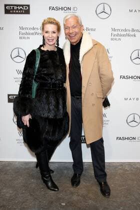 Grit Weisz und Prof.Dr. Jo Groebel - Ankunft zur Riani Fashion-Show im Rahmen der Mercedes-Benz Fashion Week Berlin Spring Summer 2017 Collections im Kaufhaus Jandorf in Berlin am 17.01.2017. Mercedes-Benz Fashion Week Berlin Spring Summer 2017 Collections