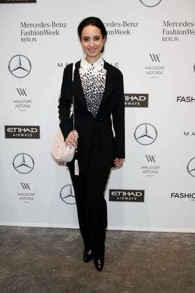 Stephanie Stumph - Ankunft zur Riani Fashion-Show im Rahmen der Mercedes-Benz Fashion Week Berlin Spring Summer 2017 Collections im Kaufhaus Jandorf in Berlin am 17.01.2017. Mercedes-Benz Fashion Week Berlin Spring Summer 2017 Collections