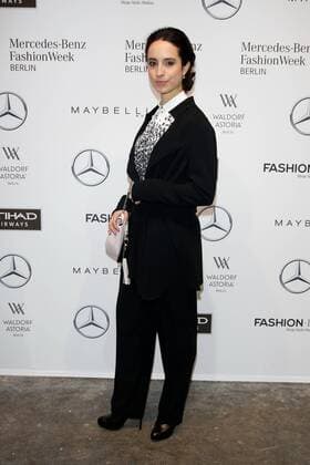 Stephanie Stumph - Ankunft zur Riani Fashion-Show im Rahmen der Mercedes-Benz Fashion Week Berlin Spring Summer 2017 Collections im Kaufhaus Jandorf in Berlin am 17.01.2017. Mercedes-Benz Fashion Week Berlin Spring Summer 2017 Collections