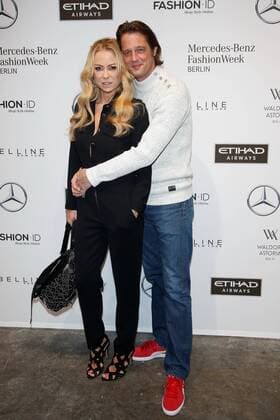 Jenny Elvers und Steffen von der Beeck - Ankunft zur Riani Fashion-Show im Rahmen der Mercedes-Benz Fashion Week Berlin Spring Summer 2017 Collections im Kaufhaus Jandorf in Berlin am 17.01.2017. Mercedes-Benz Fashion Week Berlin Spring Summer 2017 Collections