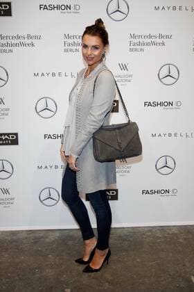 Laura Wontorra - Ankunft zur Riani Fashion-Show im Rahmen der Mercedes-Benz Fashion Week Berlin Spring Summer 2017 Collections im Kaufhaus Jandorf in Berlin am 17.01.2017. Mercedes-Benz Fashion Week Berlin Spring Summer 2017 Collections