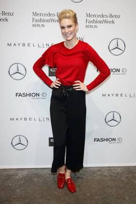 Kim Hnizdo - Ankunft zur Riani Fashion-Show im Rahmen der Mercedes-Benz Fashion Week Berlin Spring Summer 2017 Collections im Kaufhaus Jandorf in Berlin am 17.01.2017. Mercedes-Benz Fashion Week Berlin Spring Summer 2017 Collections