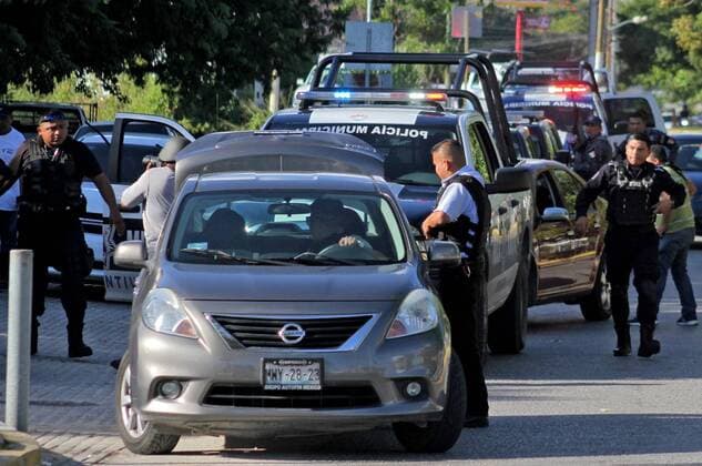 (170118) -- CANCUN, Jan. 17, 2017 -- Security elements are seen on guard on the site of a shooting attack in Cancun, Mexico, Jan. 17, 2017. According to the local press, the assault took place near the General Prosecutor s Office of Cancun, killing at least three people. Three suspected shooters have been captured. Jesus Tijerina)(zcc) MEXICO-CANCUN-SECURITY-VIOLENCE e JesusxTijerina 