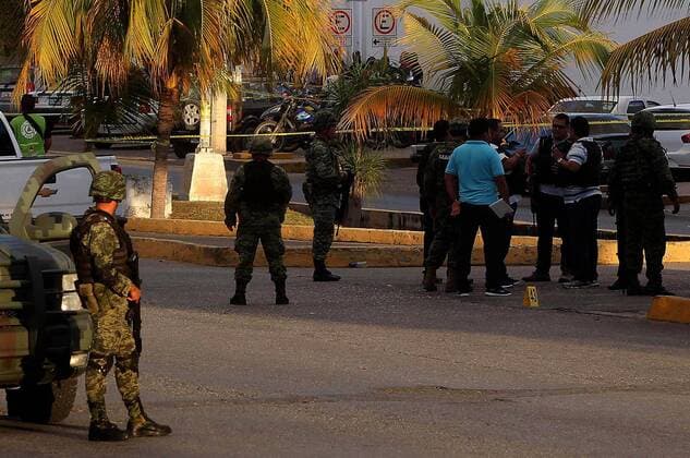 (170118) -- CANCUN, Jan. 17, 2017 -- Soldiers stand guard near the site of a shooting attack in Cancun, Mexico, Jan. 17, 2017. According to the local press, the assault took place near the General Prosecutor s Office of Cancun, killing at least three people. Three suspected shooters have been captured. )(zcc) MEXICO-CANCUN-SECURITY-VIOLENCE Str 