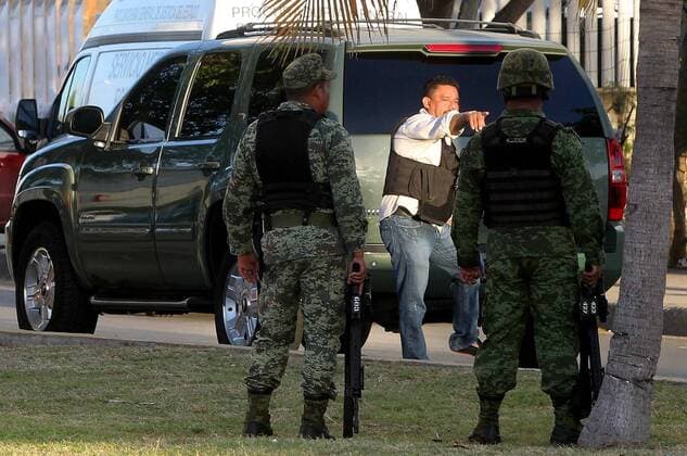 (170118) -- CANCUN, Jan. 17, 2017 -- Soldiers stand guard near the site of a shooting attack in Cancun, Mexico, Jan. 17, 2017. According to the local press, the assault took place near the General Prosecutor s Office of Cancun, killing at least three people. Three suspected shooters have been captured. )(zcc) MEXICO-CANCUN-SECURITY-VIOLENCE Str 