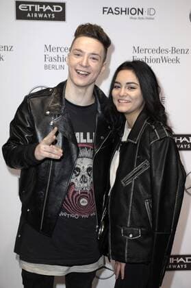 Roman Lochmann (Die Lochis) mit Nessie bei der Maisonnoee Fashion Show auf der Mercedes-Benz Fashion Week Berlin Autumn Winter 2017. Berlin, 18.01.2017 Foto:xS.xGabschx xFuturexImage