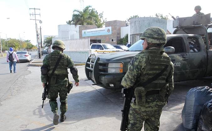 Soldiers guard Cancun s Attorney s Office after a shooting that left four dead and five arrested, in Quintana Roo, Mexico, 17 January 2017. FEDERAL POLICE AND MEXICAN GENDARMERIE ARRIVE IN CANCUN AFTER ATTACK !ACHTUNG: NUR REDAKTIONELLE NUTZUNG!  MEX004 20170118-636203663720992424