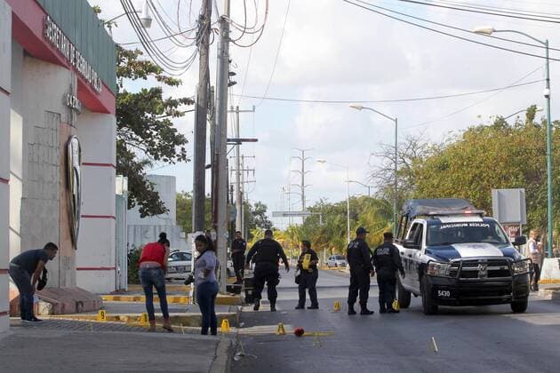 Ballistics analysts investigate outside Cancun s Attorney s Office after a shooting that left four dead and five arrested, in Quintana Roo, Mexico, 17 January 2017. FEDERAL POLICE AND MEXICAN GENDARMERIE ARRIVE IN CANCUN AFTER ATTACK !ACHTUNG: NUR REDAKTIONELLE NUTZUNG!  MEX004 20170118-636203664456333536