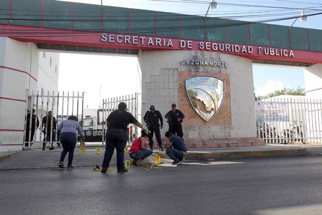Ballistics analysts investigate outside Cancun s Attorney s Office after a shooting that left four dead and five arrested, in Quintana Roo, Mexico, 17 January 2017. FEDERAL POLICE AND MEXICAN GENDARMERIE ARRIVE IN CANCUN AFTER ATTACK !ACHTUNG: NUR REDAKTIONELLE NUTZUNG!  MEX004 20170118-636203665083020834