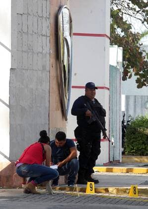 Ballistics analysts investigate outside Cancun s Attorney s Office after a shooting that left four dead and five arrested, in Quintana Roo, Mexico, 17 January 2017. FEDERAL POLICE AND MEXICAN GENDARMERIE ARRIVE IN CANCUN AFTER ATTACK !ACHTUNG: NUR REDAKTIONELLE NUTZUNG!  MEX004 20170118-636203665127014526