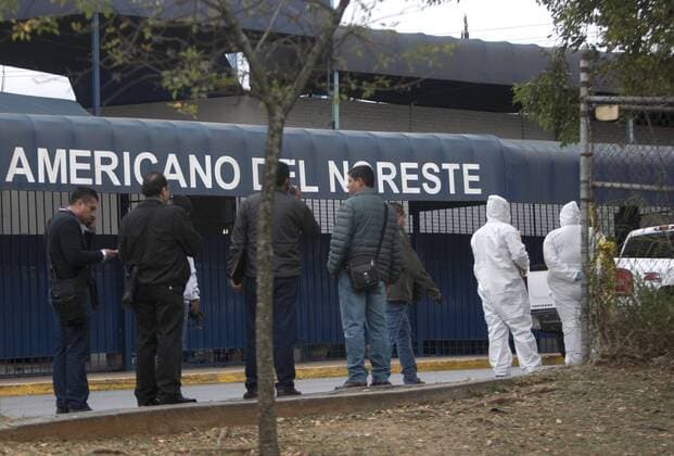 Forensic experts investigate the American School where a student wounded 5 during a shooting in Monterrey, Nuevo Leon, Mexico, 18 January 2017. The secondary student started shooting with a gun wounding five, three of which are in critical state. MEXICAN STUDENT WOUNDS 5 IN SHOOTING !ACHTUNG: NUR REDAKTIONELLE NUTZUNG!  MEX002 20170118-636203665151351462