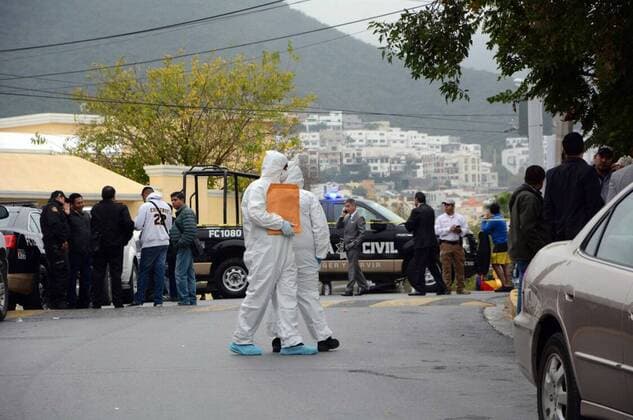 (170118) -- MONTERREY (MEXICO), Jan. 18, 2017 -- Security members stand guard as forensic workers arrive at the American School of the Northeast where a shooting occurred in Monterrey, Nuevo Leon state, Mexico, on Jan. 18, 2017. At least five people, including four teenagers and one teacher, were critically injured early Wednesday, after a student opened fire in their classroom at the private school. ) MEXICO-MONTERREY-SCHOOL-SHOOTING STR 