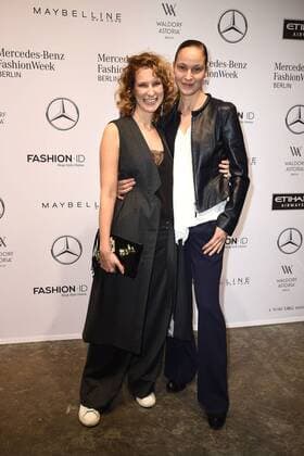 Chiara Schoras und Jeanette Hain bei der Ankunft zur Laurel Modenschau am 18.01.2017 im Rahmen der Mercedes-Benz Fashion Week Herbst Winter 2017 in Berlin MBFW Fashionweek 2017 Januar in Berlin- Laurel Modenschau 