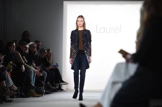 Ein Model auf dem Laufsteg bei der Laurel Modenschau am 18.01.2017 im Rahmen der Mercedes-Benz Fashion Week Herbst Winter 2017 in Berlin MBFW Fashionweek 2017 Januar in Berlin- Laurel Modenschau 