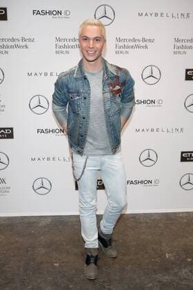 Julian David - Ankunft zur Rebekka Ruètz Fashion-Show im Rahmen der Mercedes-Benz Fashion Week Berlin Spring Summer 2017 Collections im Kaufhaus Jandorf in Berlin am 18.01.2017. Mercedes-Benz Fashion Week Berlin Spring Summer 2017 Collections