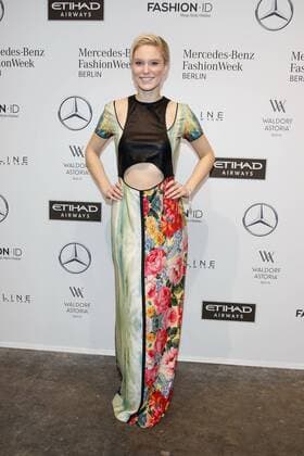 Kim Hnizdo - Ankunft zur Rebekka Ruètz Fashion-Show im Rahmen der Mercedes-Benz Fashion Week Berlin Spring Summer 2017 Collections im Kaufhaus Jandorf in Berlin am 18.01.2017. Mercedes-Benz Fashion Week Berlin Spring Summer 2017 Collections