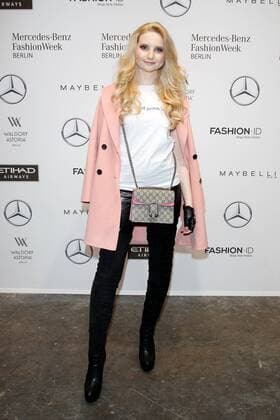 Anna Hiltrop - Ankunft zur Maisonnoee Fashion-Show im Rahmen der Mercedes-Benz Fashion Week Berlin Spring Summer 2017 Collections im Kaufhaus Jandorf in Berlin am 18.01.2017. Mercedes-Benz Fashion Week Berlin Spring Summer 2017 Collections